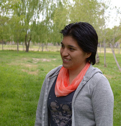 El destino de "Huepe" se escribe todos los días, como en esas páginas escolares que los padres revisan al caer la tarde. Hace 19 años, en Aluminé, provincia de Neuquén, nació Hue Peutun Rayen Antiñir (Flor de un nuevo sueño). Hoy cursa con un gran esfuerzo el primer año de abogacía, aunque este desafío personal comenzó cuando era muy niña, a los 10 años. Fue alrededor de 2005 o 2006 en que una situación familiar y de la comunidad en que vivían, Ragin-Ko, cerca de Senillosa, marcó su vocación.